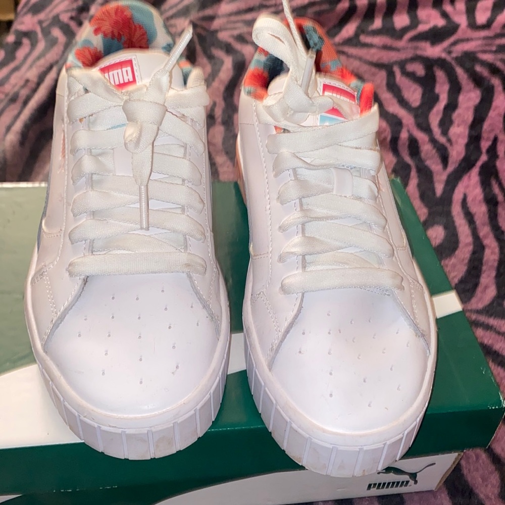 Pre-owned Girls Puma Sneakers Size 6.5 gently worn.